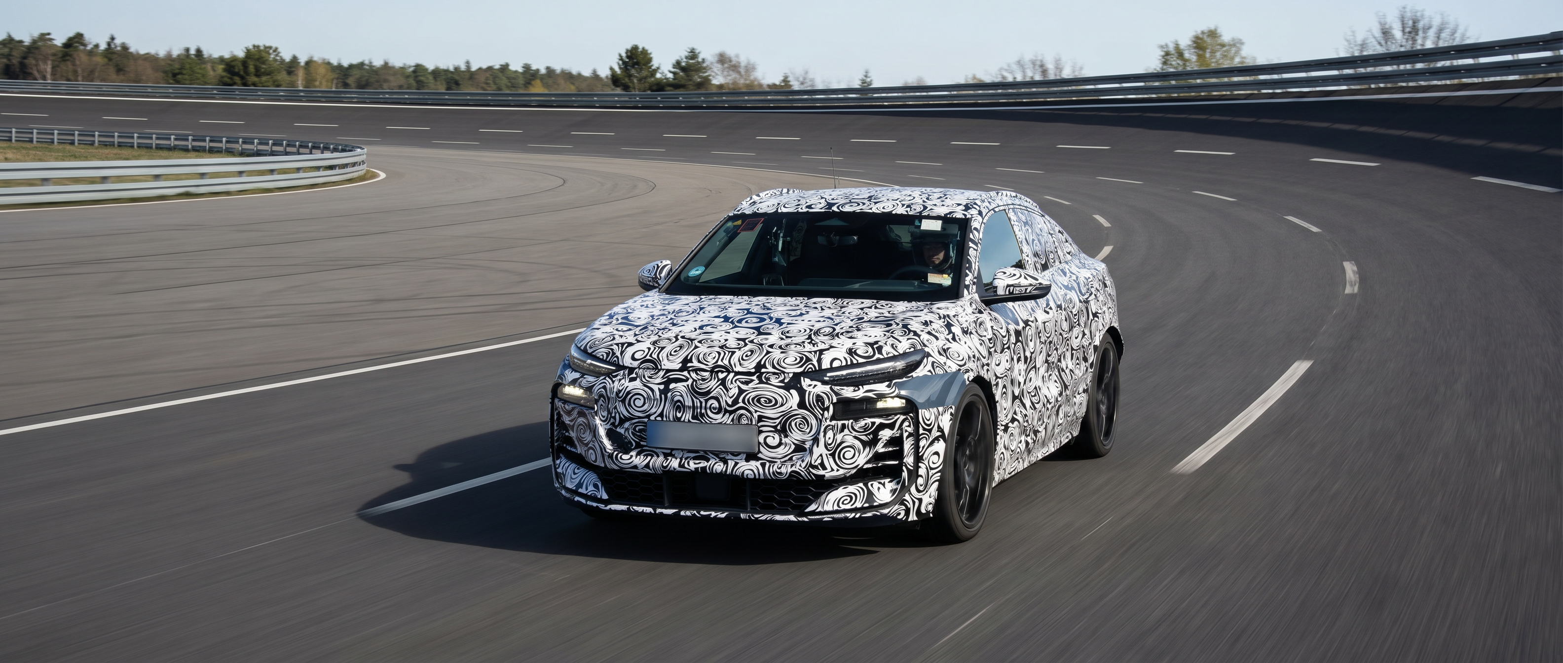 أودي تختبر سيارة RS Q6 سبورتباك الكهربائية الرياضية